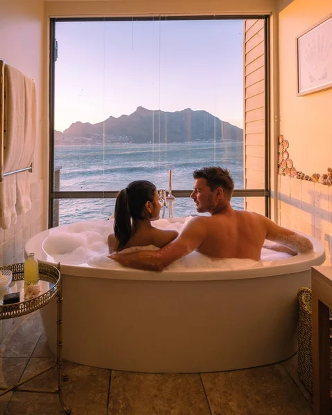 Pareja hombre y mujer en bañera con vistas al océano de Ciudad del Cabo Sudáfrica durante las vacaciones —  Fotos de Stock