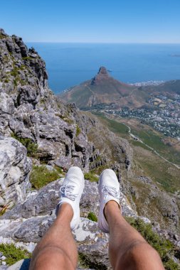 Cape Town Güney Afrika 'daki Masa Dağı' ndan manzara, okyanus manzarası ve Twon Dağı Burnu 'ndan Lions Head.