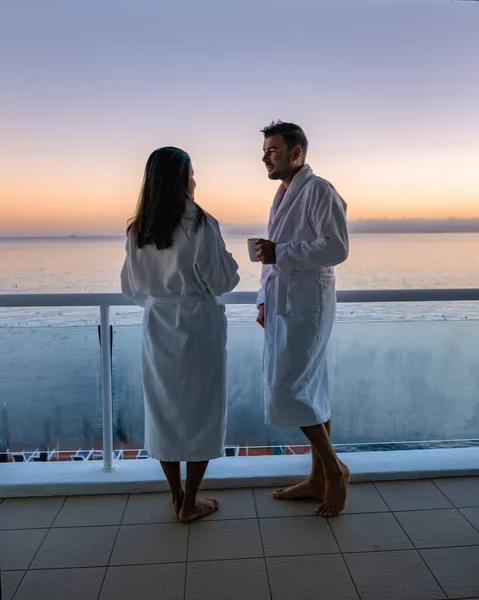 Güney Afrika Cape Town 'da tatilde balkonda gün doğumunda kahve içen çift. — Stok fotoğraf