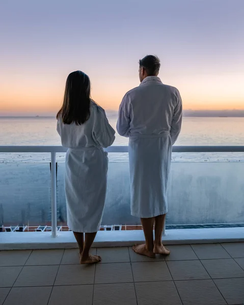 Pareja hombre y mujer beber café durante en balcón amanecer en vacaciones en Ciudad del Cabo Sudáfrica —  Fotos de Stock