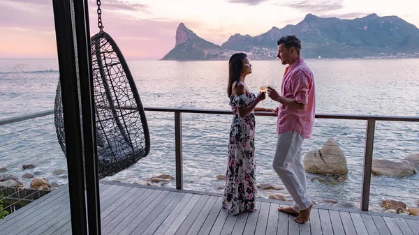 Paar man en vrouw drinken koffie tijdens op balkon zonsopgang op vakantie in Kaapstad Zuid-Afrika — Stockfoto