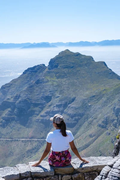 Uitzicht vanaf de Tafelberg in Kaapstad Zuid-Afrika, uitzicht over de oceaan en Leeuwen Hoofd van de Tafelberg Cape Twon — Stockfoto