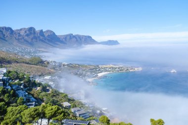 Cape Town 'daki The Rock bakış açısıyla Campsbay' ın üzerinden, Kamp Koyu 'nun üzerinden okyanus üstü sisli