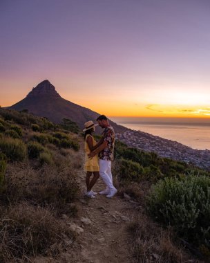Signal Hill Cape Town Güney Afrika 'da gün batımı, Lions Head ve Camps Bay manzaralı gün batımı
