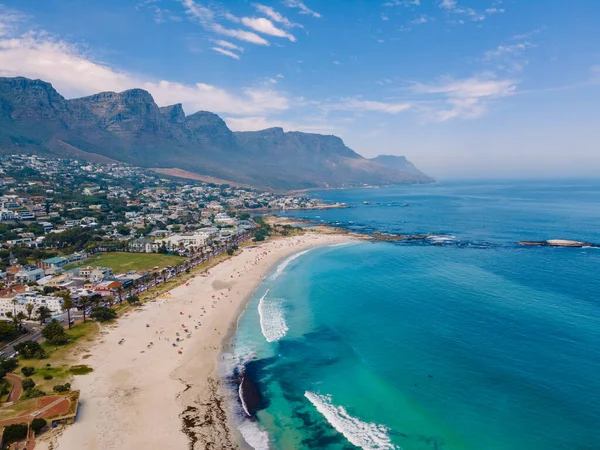 Vista dal punto di vista Rock di Città del Capo su Campsbay, vista su Camps Bay con nebbia sull'oceano — Foto Stock