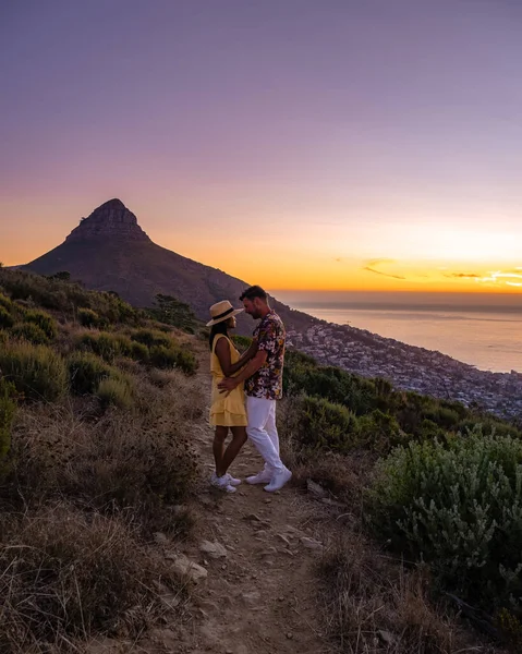 Sonnenuntergang am Signal Hill Kapstadt Südafrika, Sonnenuntergang mit Blick auf Lions Head und Camps Bay — Stockfoto