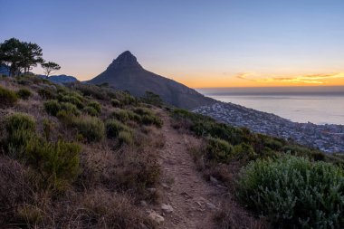 Signal Hill Cape Town Güney Afrika 'da gün batımı, Lions Head ve Camps Bay manzaralı gün batımı