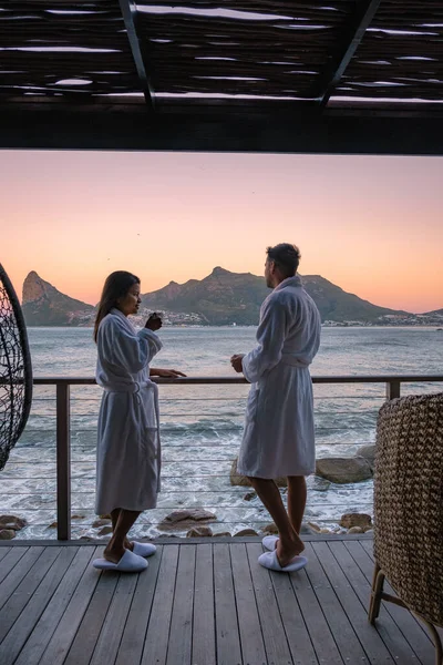 Ζευγάρι άνδρας και γυναίκα πίνοντας καφέ κατά τη διάρκεια στο μπαλκόνι ανατολή του ηλίου στις διακοπές στο Κέιπ Τάουν της Νότιας Αφρικής — Φωτογραφία Αρχείου