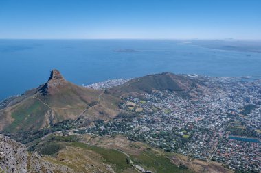 Cape Town Güney Afrika 'daki Masa Dağı' ndan manzara, okyanus manzarası ve Twon Dağı Burnu 'ndan Lions Head.