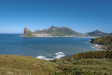 Chapman Tepesi, Cape Yarımadası 'ndaki Cape Town yakınlarında güneşli ve güneşli bir öğleden sonra.