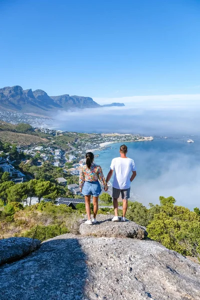 Vista dal punto di vista Rock di Città del Capo su Campsbay, vista su Camps Bay con nebbia sull'oceano — Foto Stock