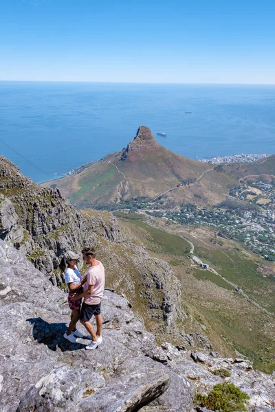 从南非开普敦的桌山俯瞰大海，从太原桌山俯瞰狮头 — 图库照片