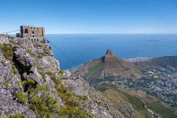 Uitzicht vanaf de Tafelberg in Kaapstad Zuid-Afrika, uitzicht over de oceaan en Leeuwen Hoofd van de Tafelberg Cape Twon — Stockfoto