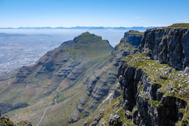 Cape Town Güney Afrika 'daki Masa Dağı' ndan manzara, okyanus manzarası ve Twon Dağı Burnu 'ndan Lions Head.