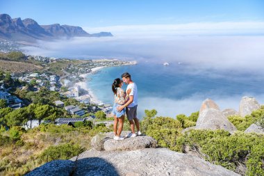 Cape Town 'daki The Rock bakış açısıyla Campsbay' ın üzerinden, Kamp Koyu 'nun üzerinden okyanus üstü sisli