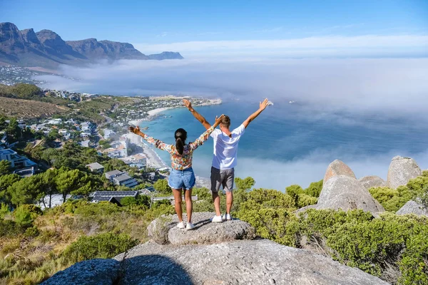 Вид с обзорной точки Рок в Кейптауне на Кэмпсбей, вид на Кэмпс-Бэй с туманом над океаном — стоковое фото