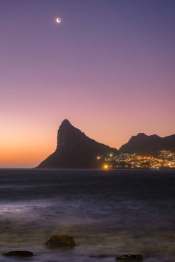 Houtbaai Cape Town Güney Afrika 'da gün batımı, Panorama manzaralı Houtbaai, Capetown yakınlarındaki Cape Peninsula' da güzel bir köy..