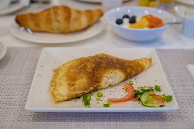 Kahvaltı masası, lüks büfe masası, masada meyve ve yumurta.