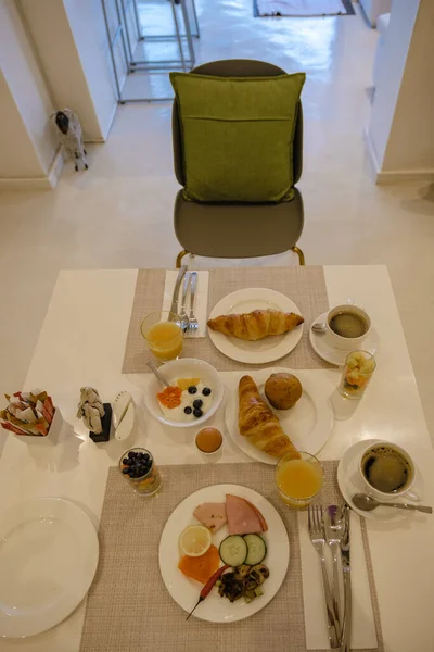Stół Brekafast, luksusowe śniadanie w formie bufetu, owoce i ajerkoniak na stole — Zdjęcie stockowe