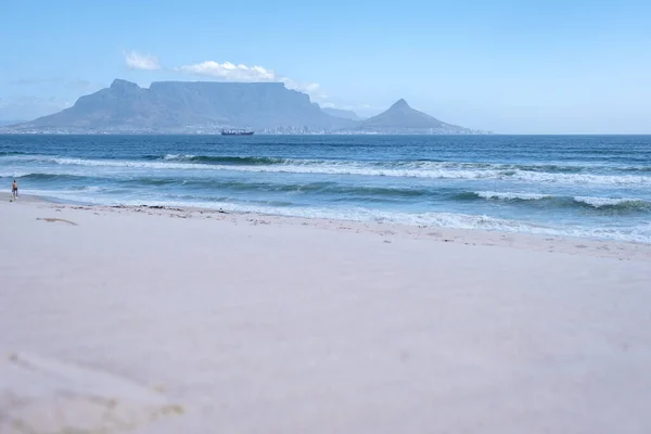 Bloubergstrand Città del Capo Sud Africa in una luminosa giornata estiva, spiaggia di Blouberg, sabbia fine e oceano blu — Foto Stock