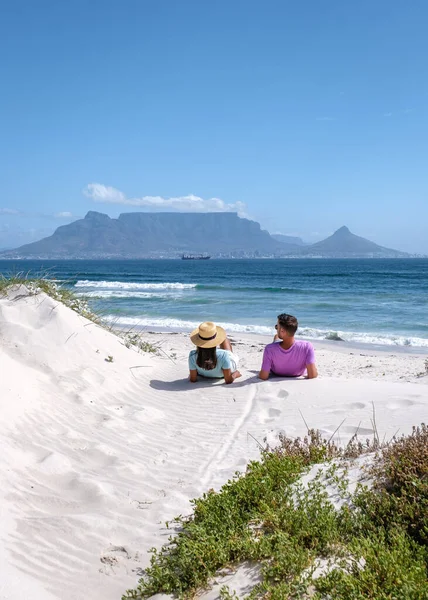 Bloubergstrand Ciudad del Cabo Sudáfrica en un brillante día de verano, la playa de Blouberg, withe arena y el océano azul — Foto de Stock