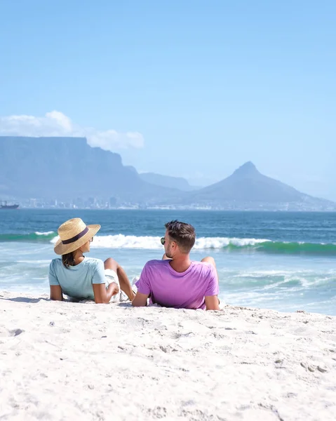 Bloubergstrand Cape Town Jihoafrická republika za jasného letního dne, pláž Blouberg, písek a modrý oceán — Stock fotografie
