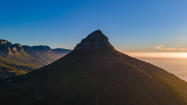 Закат в Кейптауне, ЮАР, закат с видом на Lions Head и Camps Bay — стоковое фото
