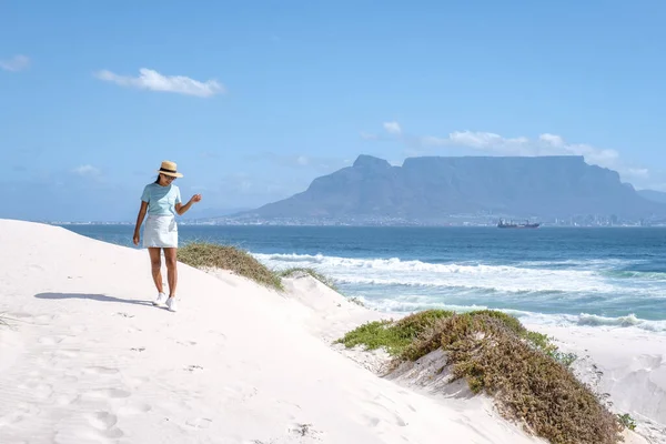 Bloubergstrand Città del Capo Sud Africa in una luminosa giornata estiva, spiaggia di Blouberg, sabbia fine e oceano blu — Foto Stock