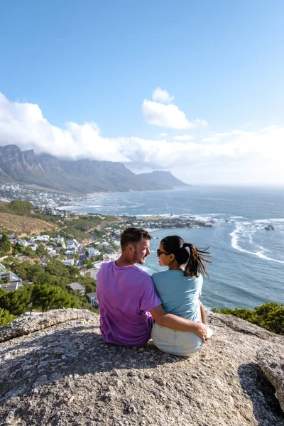 Pohled z pohledu The Rock v Kapském Městě nad Campsbay, pohled na Camps Bay s mlhou nad oceánem — Stock fotografie