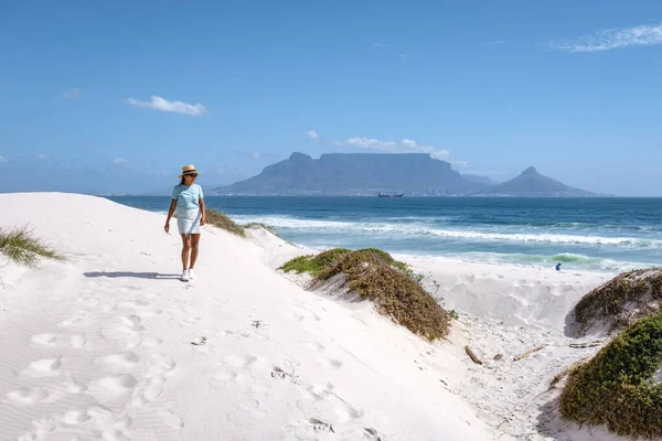 Bloubergstrand Fokváros Dél-Afrika egy fényes nyári napon, Blouberg strand, a homok és a kék óceán — Stock Fotó