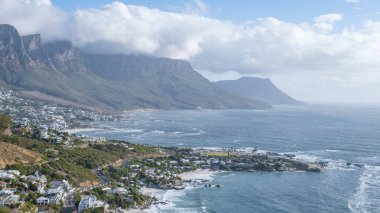 Cape Town 'daki The Rock bakış açısıyla Campsbay' ın üzerinden, Kamp Koyu 'nun üzerinden okyanus üstü sisli