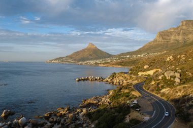 Chapman Tepesi, Cape Yarımadası 'ndaki Cape Town yakınlarında güneşli ve güneşli bir öğleden sonra.