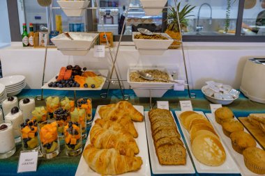 Kahvaltı masası, lüks büfe masası, masada meyve ve yumurta.