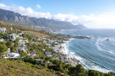 Cape Town 'daki The Rock bakış açısıyla Campsbay' ın üzerinden, Kamp Koyu 'nun üzerinden okyanus üstü sisli