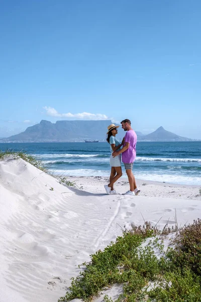 在一个阳光灿烂的夏天，布劳堡海滩、沙滩和蓝色的大海中，南非布劳伯斯坦开普敦 — 图库照片