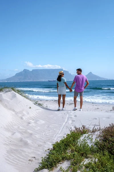 Bloubergstrand Kapstadt Südafrika an einem strahlenden Sommertag, Blouberg Strand, weißer Sand und blauer Ozean — Stockfoto