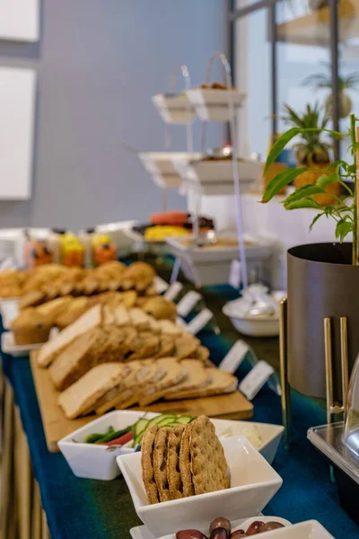 Mesa Brekafast, mesa buffet de desayuno de lujo, fruta y huevos en la mesa — Foto de Stock