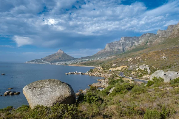 The Chapmans Peak Drive sur la péninsule du Cap près de Cape Town en Afrique du Sud par un après-midi ensoleillé et lumineux — Photo
