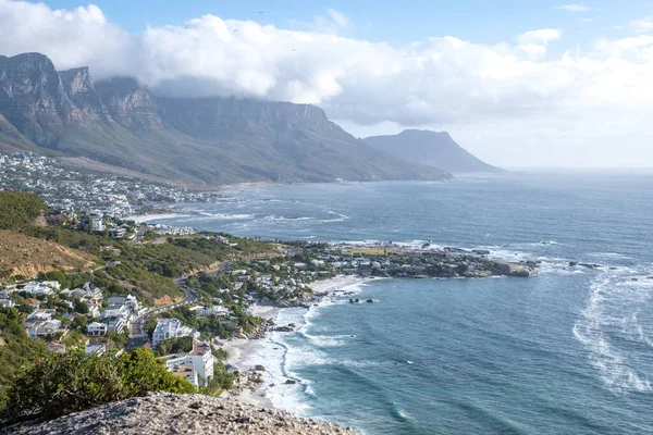 Vista desde el mirador The Rock en Ciudad del Cabo sobre Campsbay, vista sobre Camps Bay con niebla sobre el océano — Foto de Stock