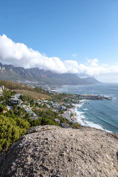 Vue du belvédère de Rock au Cap sur Campsbay, vue sur Camps Bay avec brouillard sur l'océan — Photo