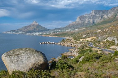 Chapman Tepesi, Cape Yarımadası 'ndaki Cape Town yakınlarında güneşli ve güneşli bir öğleden sonra.