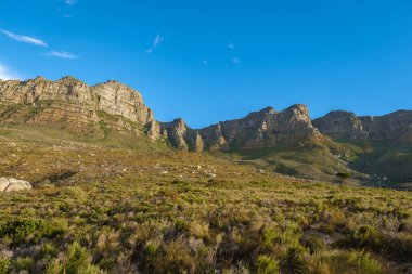 Chapman Tepesi, Cape Yarımadası 'ndaki Cape Town yakınlarında güneşli ve güneşli bir öğleden sonra.