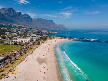 Camps Bay plajı Cape Town yukarıdan insansız hava aracı manzaralı, Camps Bay Cape Town