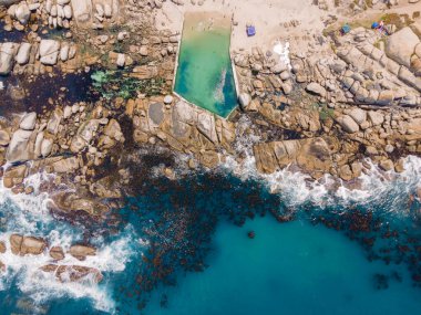 Camps Bay plajı Cape Town yukarıdan insansız hava aracı manzaralı, Camps Bay Cape Town