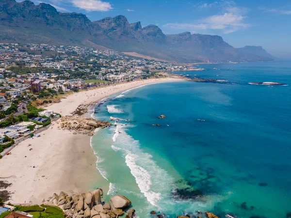 Camps Bay beach Città del Capo dall'alto con vista aerea drone, Camps Bay Città del Capo — Foto Stock