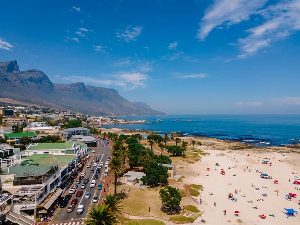 Plage de Camps Bay Cape Town d'en haut avec vue aérienne sur drone, Camps Bay Cape Town — Photo
