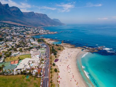 Camps Bay plajı Cape Town yukarıdan insansız hava aracı manzaralı, Camps Bay Cape Town