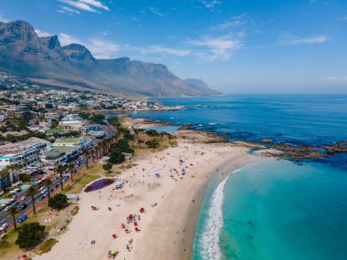 Camps Bay plajı Cape Town yukarıdan insansız hava aracı manzaralı, Camps Bay Cape Town