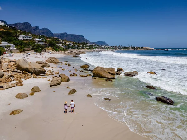 Plage de Camps Bay Cape Town d'en haut avec vue aérienne sur drone, Camps Bay Cape Town — Photo