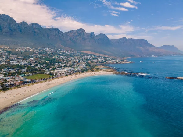 Plage de Camps Bay Cape Town d'en haut avec vue aérienne sur drone, Camps Bay Cape Town — Photo